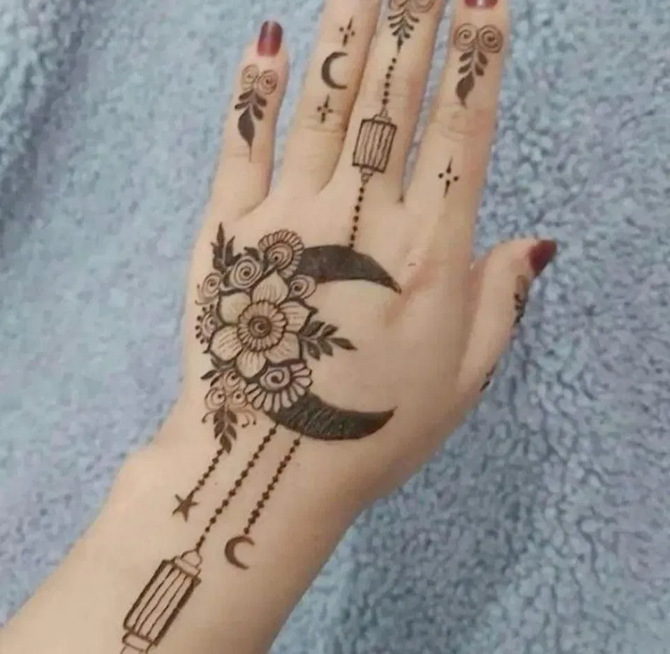 Aesthetic Arabic Front Hand Mehndi Design with Jaal and Moon for Eid (2)