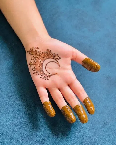 simple stylish circle front hand mehndi design