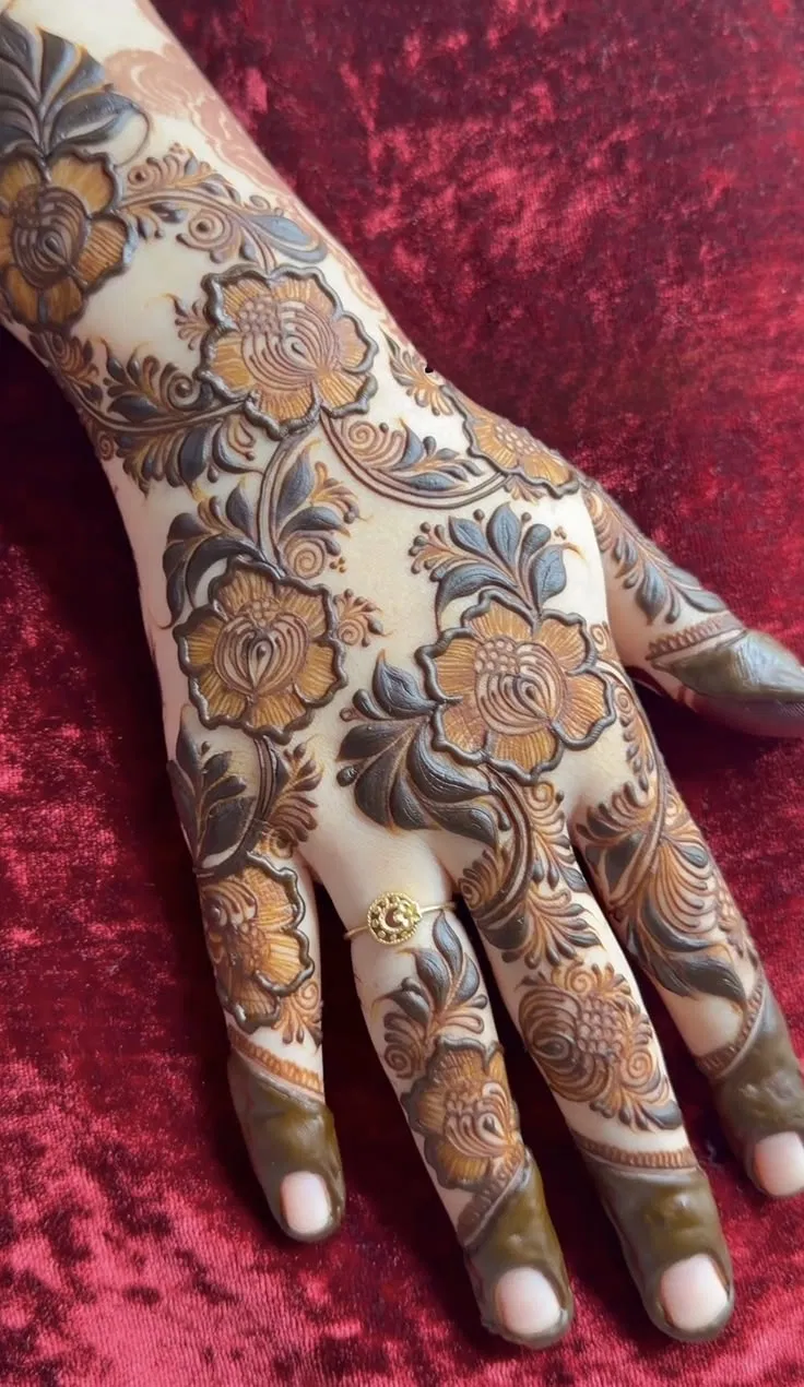 Aesthetic Arabic Back Hand Mehndi Design with Flowers for Eid (3)