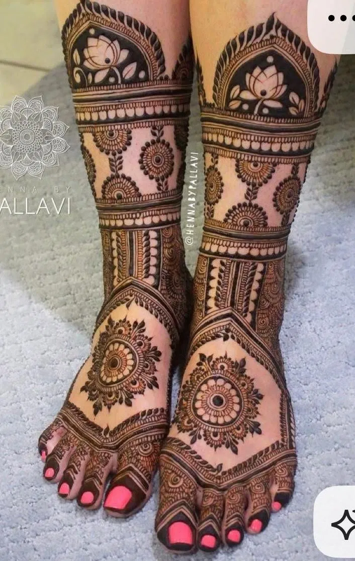 Bridal Stylish Foot Mehndi Design with Gol Tikki, Figures and Flowers