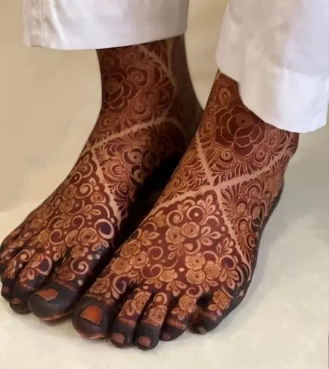 bridal pakistani figure foot mehndi design
