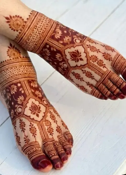 bridal indian figure foot mehndi design