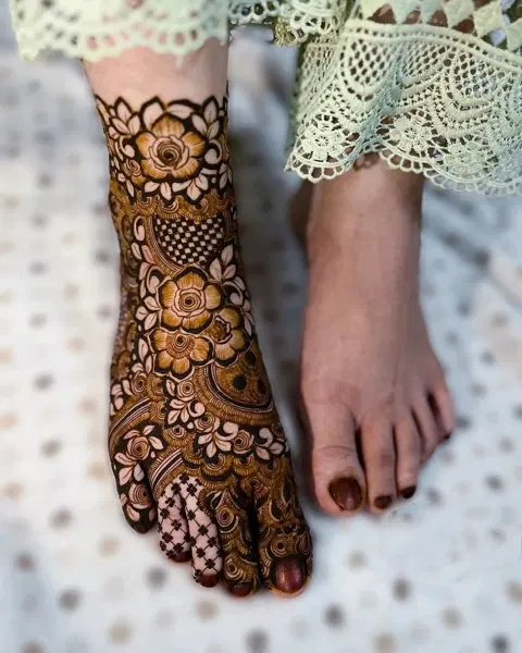 bridal stylish jaal back hand mehndi design