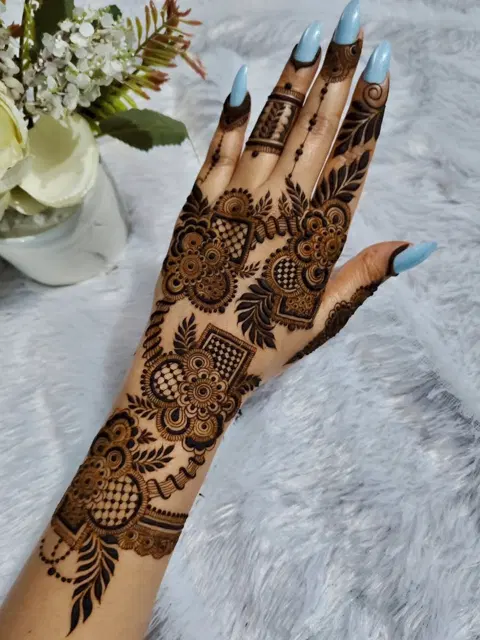aesthetic bridal circle back hand mehndi design