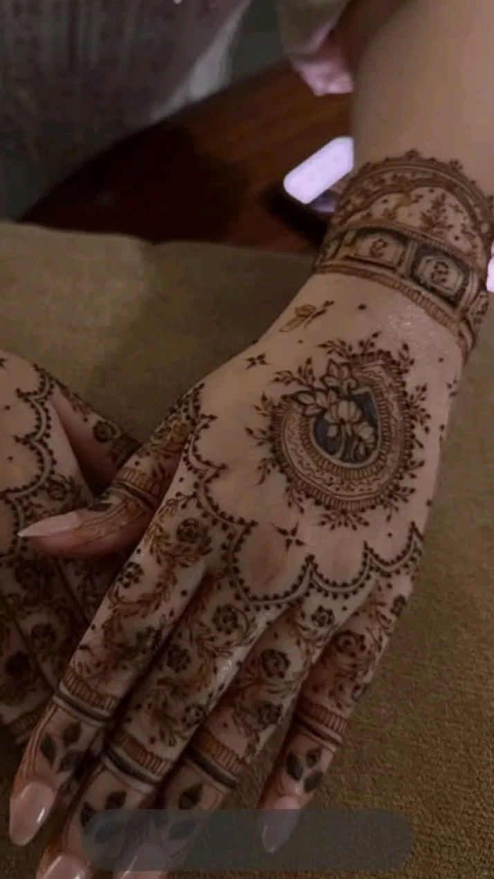 Aesthetic Royal Back Hand Mehndi Design with Gol Tikki (4)