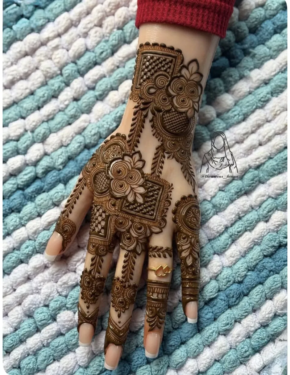 Aesthetic Bridal Back Hand Mehndi Design with Gol Tikki (26)