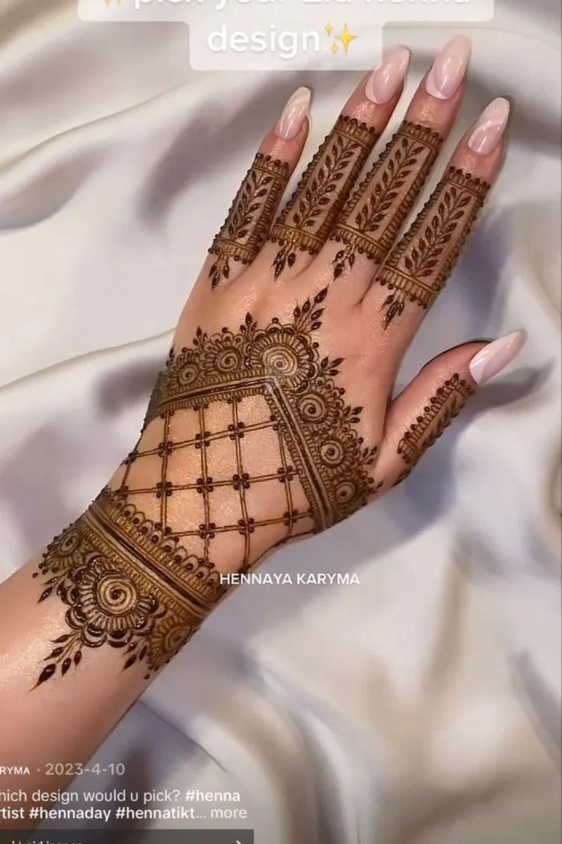 Aesthetic Bridal Back Hand Mehndi Design with Gol Tikki (27)