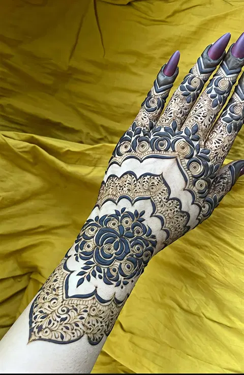 aesthetic bridal circle back hand mehndi design