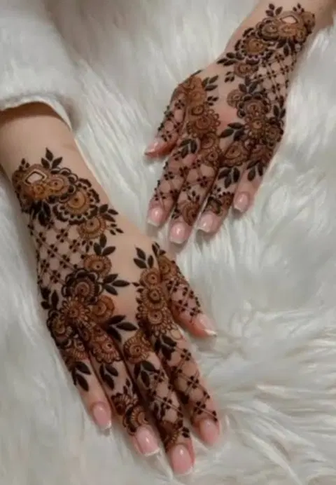 aesthetic bridal circle back hand mehndi design