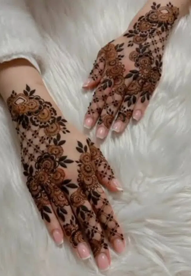 Aesthetic Bridal Back Hand Mehndi Design with Gol Tikki, Flowers and Jaal (11)