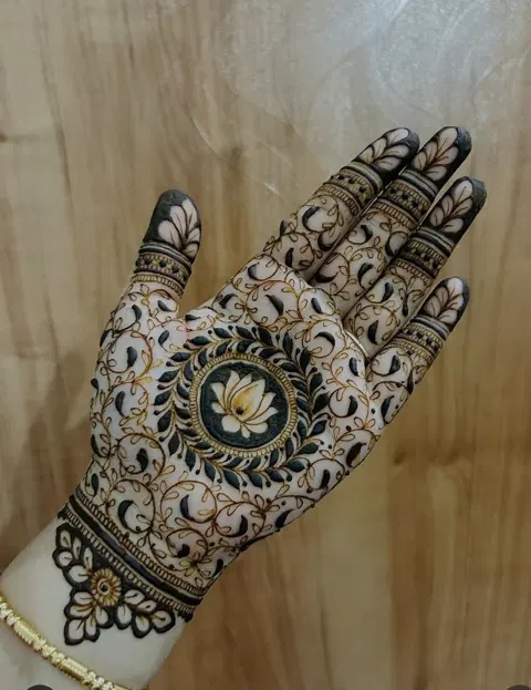 aesthetic indian circle back hand mehndi design