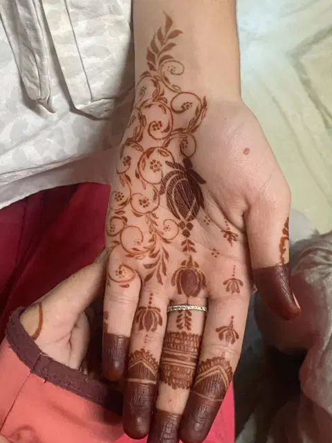 aesthetic simple circle back hand mehndi design