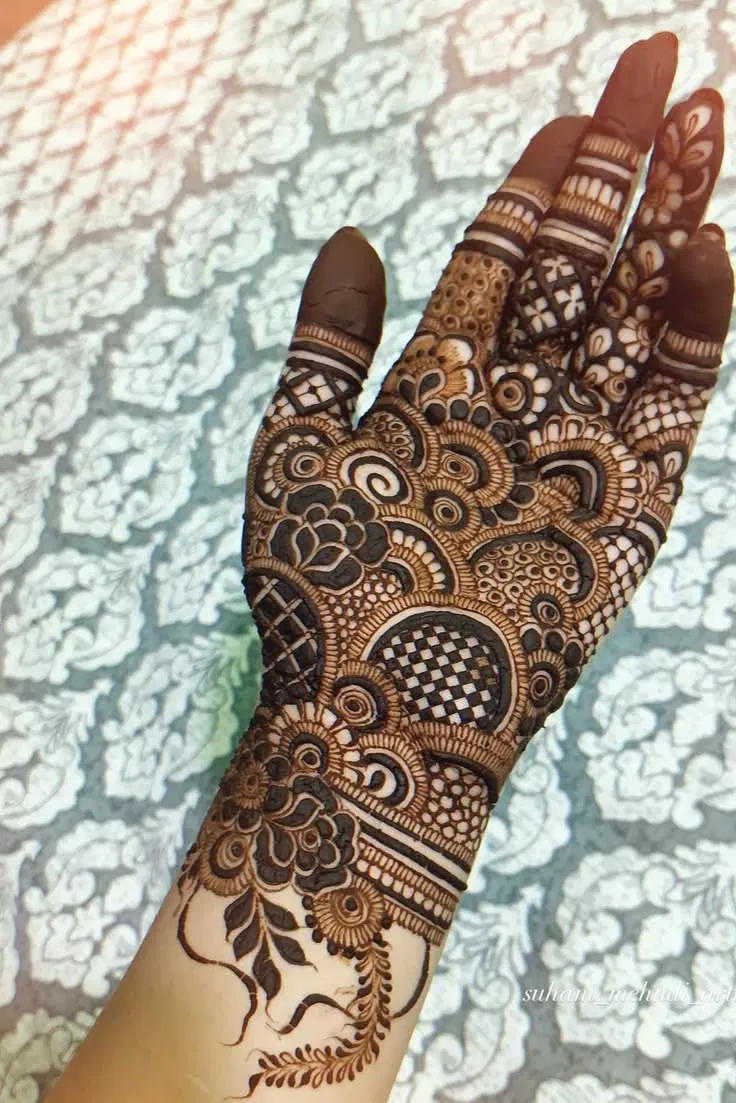 Aesthetic Arabic Finger Mehndi Design with Gol Tikki and Flowers for Engagement (4)