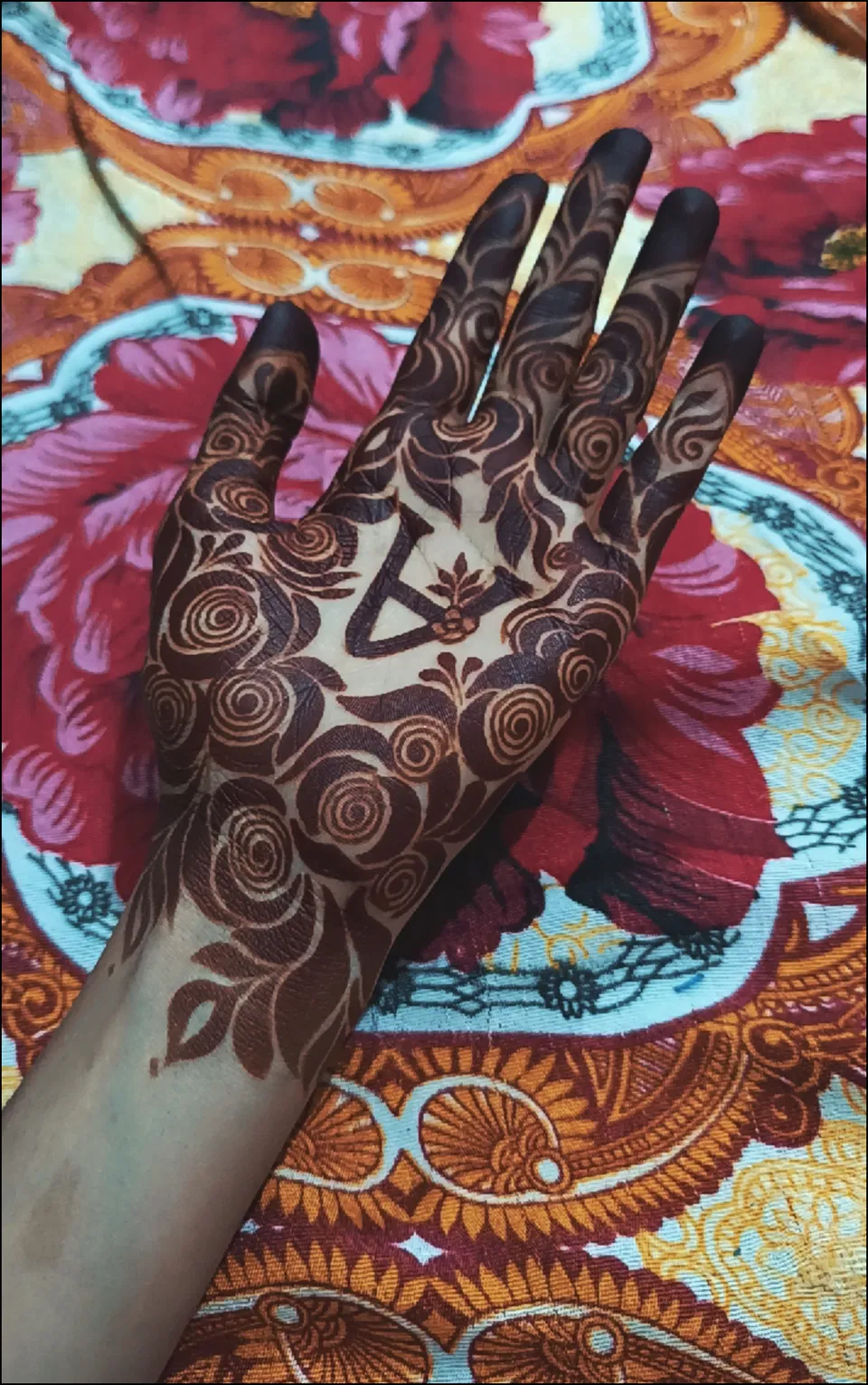 Simple Front Hand Mehndi Design with Jaal and Hidden Name (2)