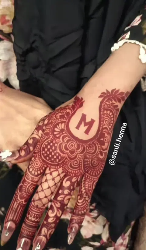 aesthetic arabic name back hand mehndi design