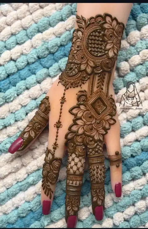 aesthetic arabic bel back hand mehndi design
