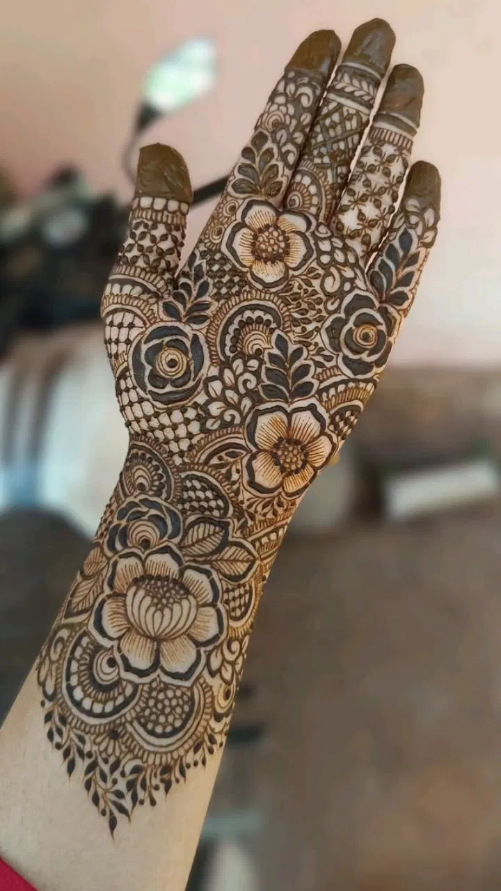 Arabic Dubai Back Hand Mehndi Design with Flowers (8)