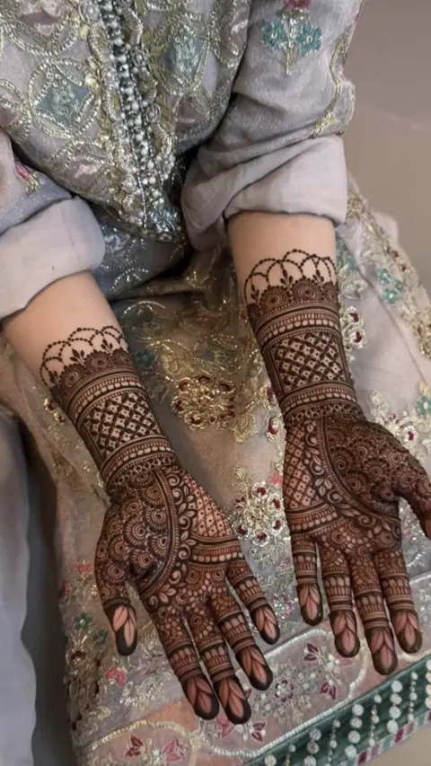 aesthetic arabic front hand mehndi design