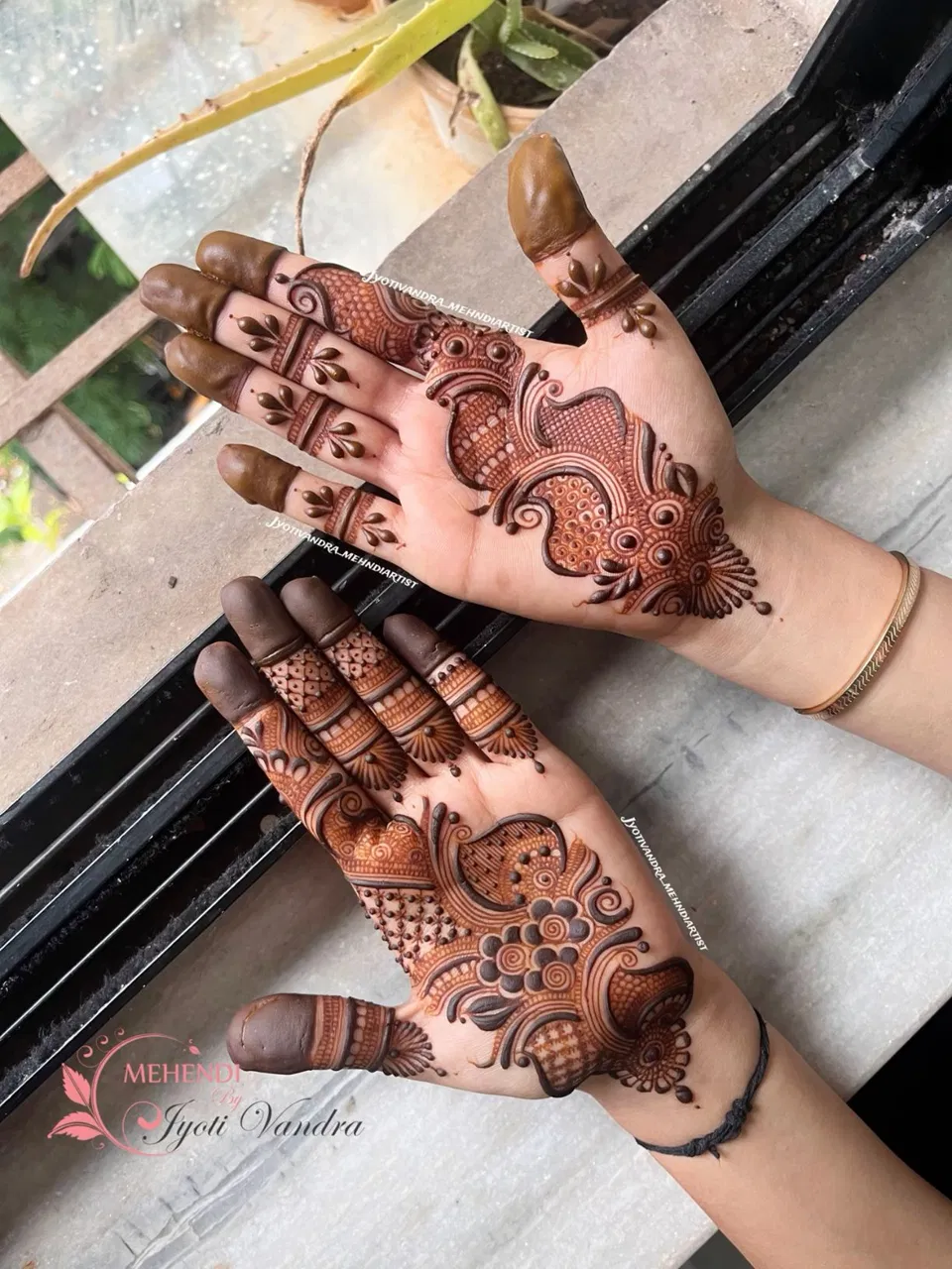 Aesthetic Arabic Front Hand Mehndi Design (5)
