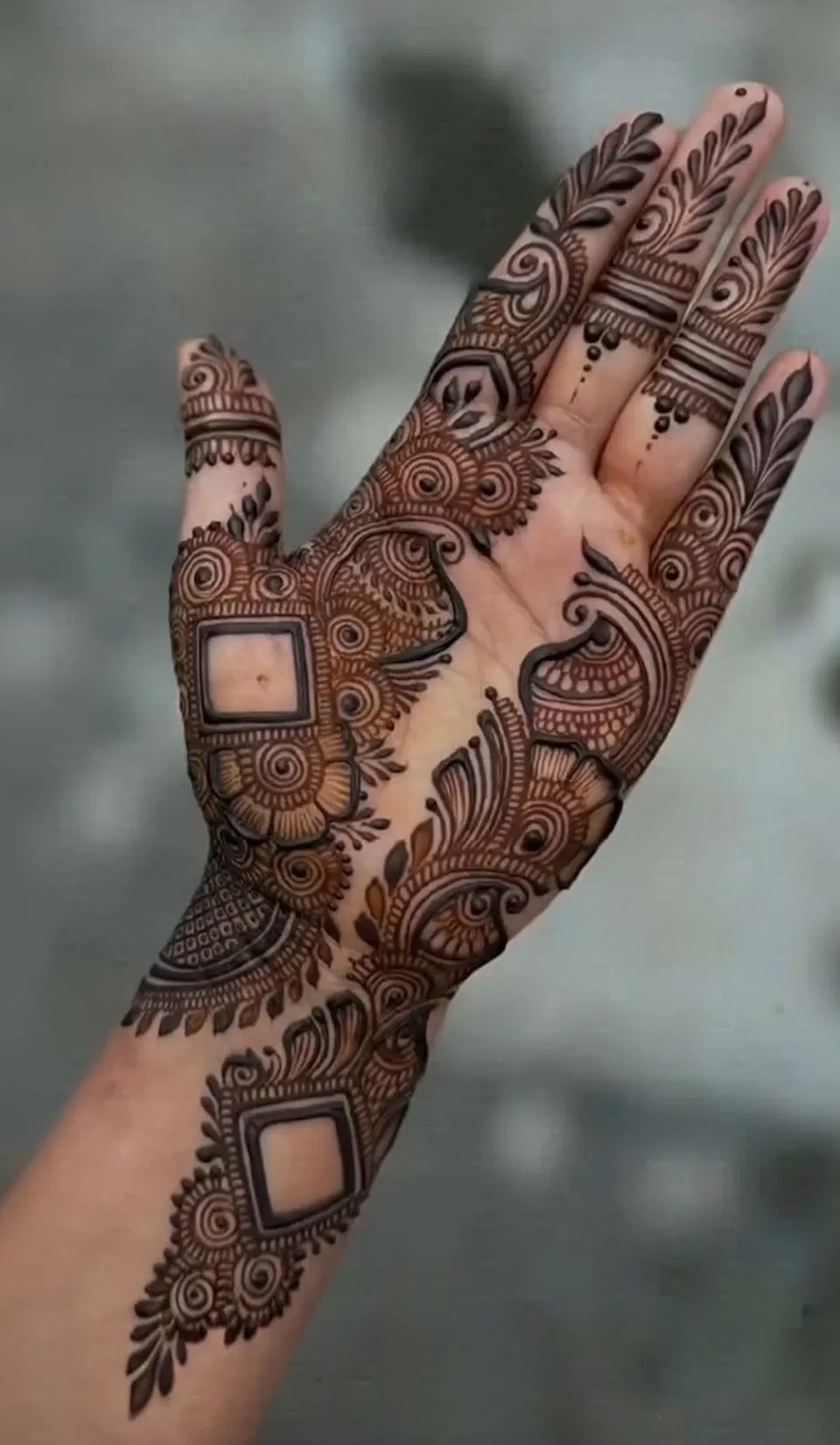 Arabic Bridal Finger Mehndi Design with Gol Tikki (5)