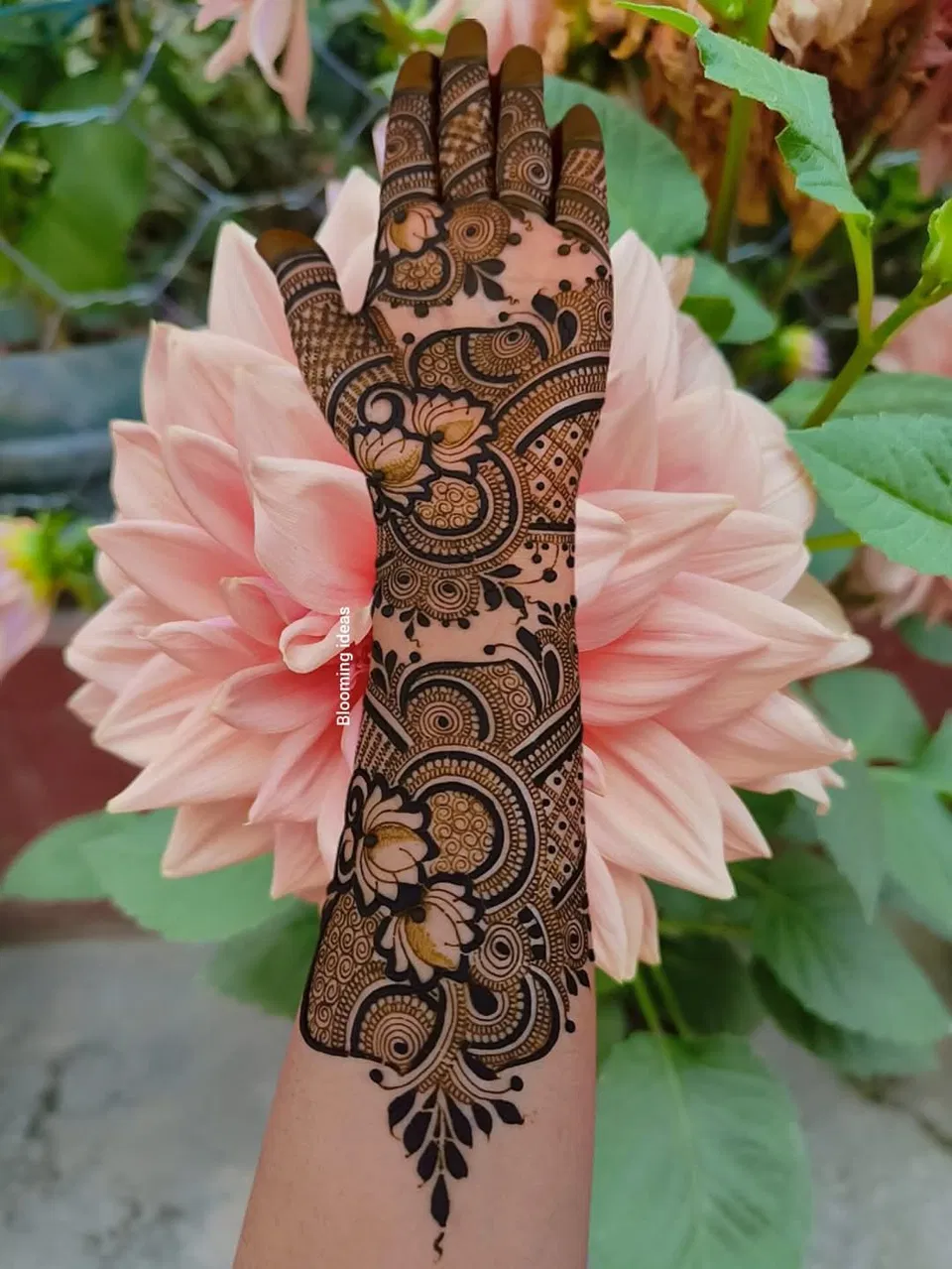 Arabic Bridal Front Hand Mehndi Design with Gol Tikki, Flowers and Lotus for Teej (4)
