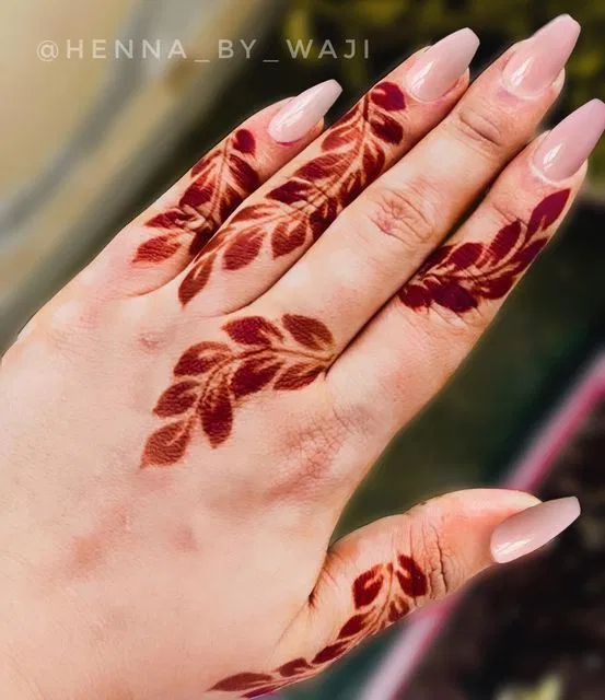 Aesthetic Arabic Finger Mehndi Design (7)