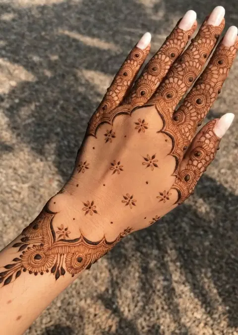 aesthetic dubai back hand mehndi design