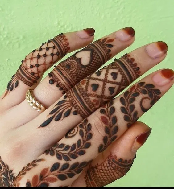 Aesthetic Royal Finger Mehndi Design with Hearts