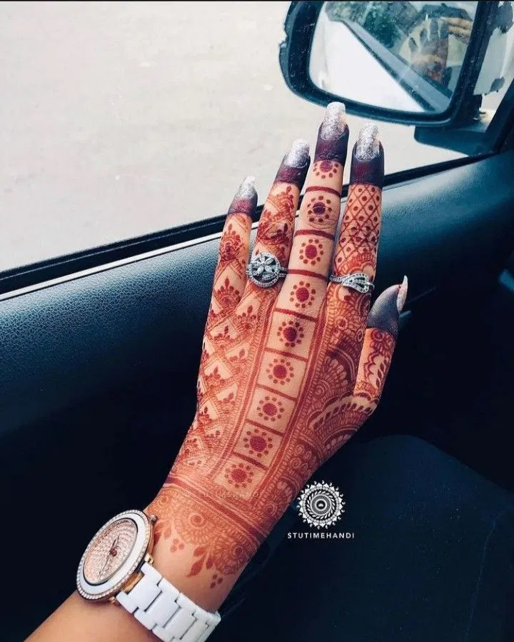 Aesthetic Royal Finger Mehndi Design for Eid