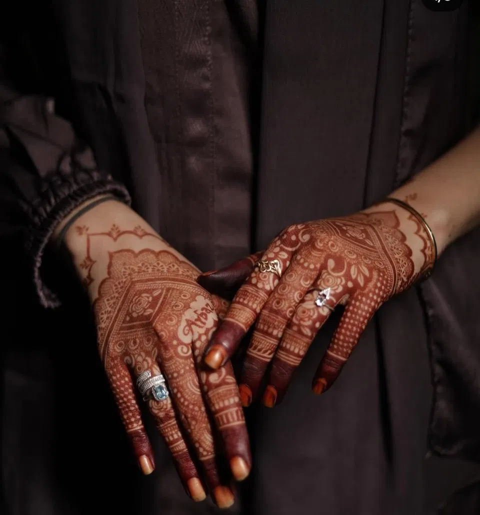 Aesthetic Bridal Back Hand Mehndi Design for Engagement (5)