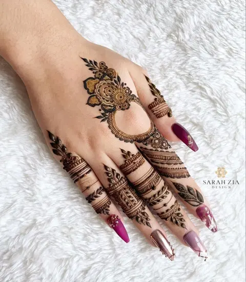 aesthetic arabic circle finger mehndi design