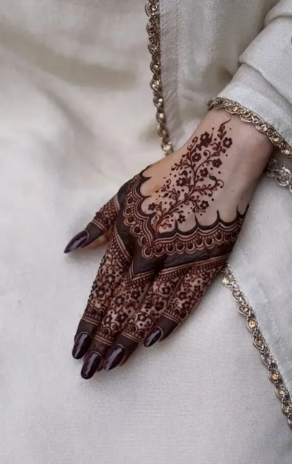 Aesthetic Bridal Finger Mehndi Design with Gol Tikki and Flowers (5)