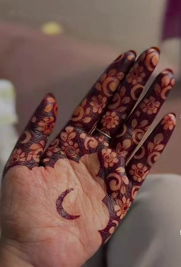 Aesthetic Royal Finger Mehndi Design with Jaal and Moon