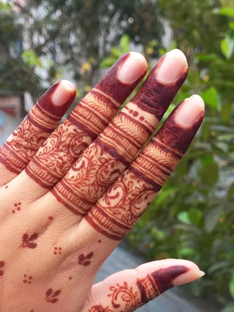 aesthetic bridal circle finger mehndi design