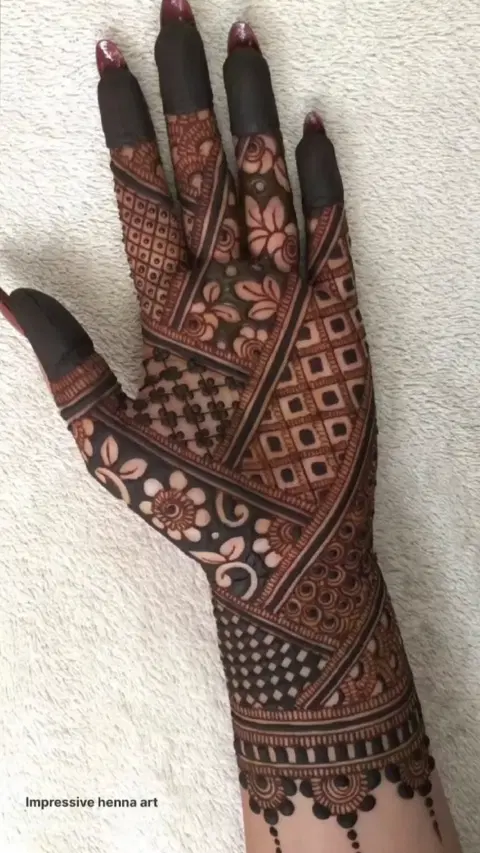 bridal stylish back hand mehndi design