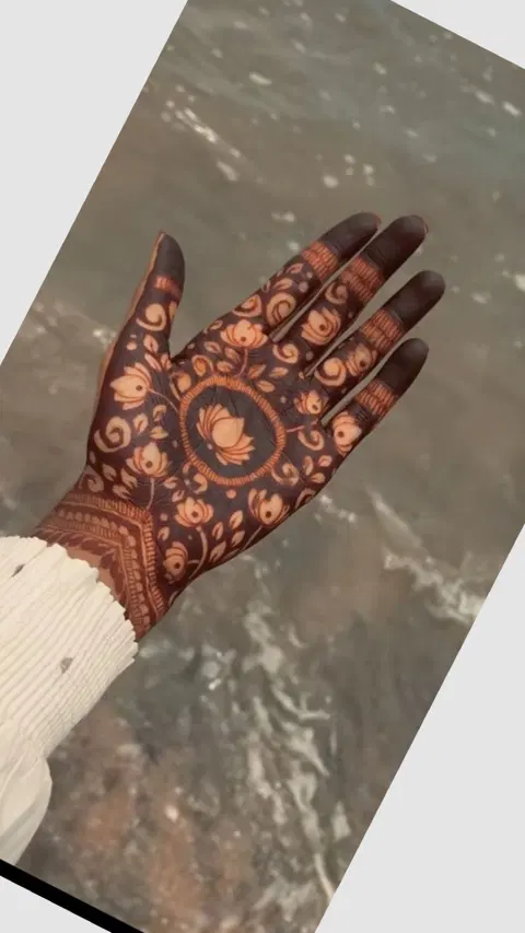 aesthetic stylish circle back hand mehndi design