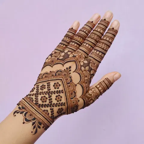stylish circle back hand mehndi design