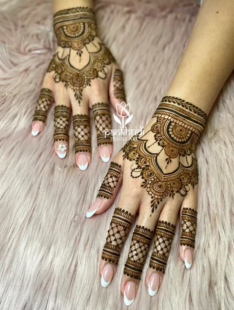 simple stylish back hand mehndi design