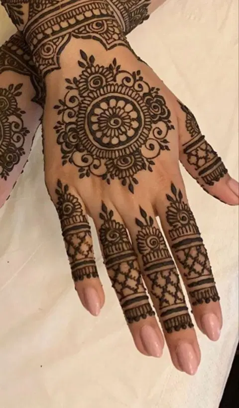 indian circle back hand mehndi design