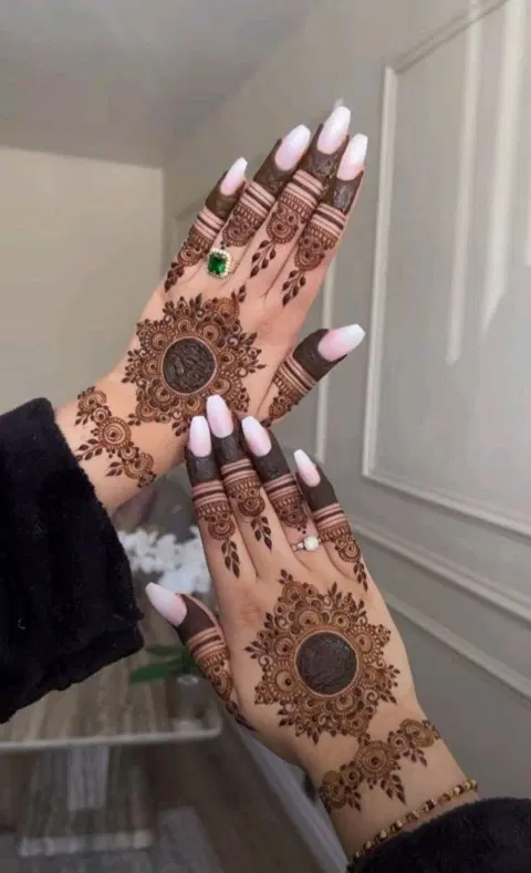 aesthetic circle back hand mehndi design