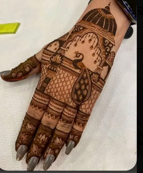 royal stylish figure back hand mehndi design