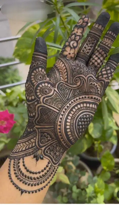 stylish deity front hand mehndi design