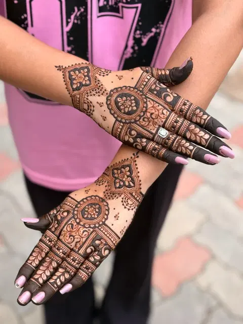 stylish jaal back hand mehndi design