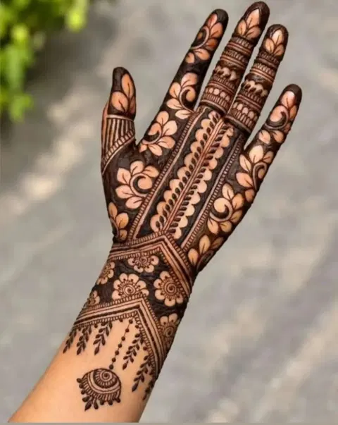 front hand mehndi design