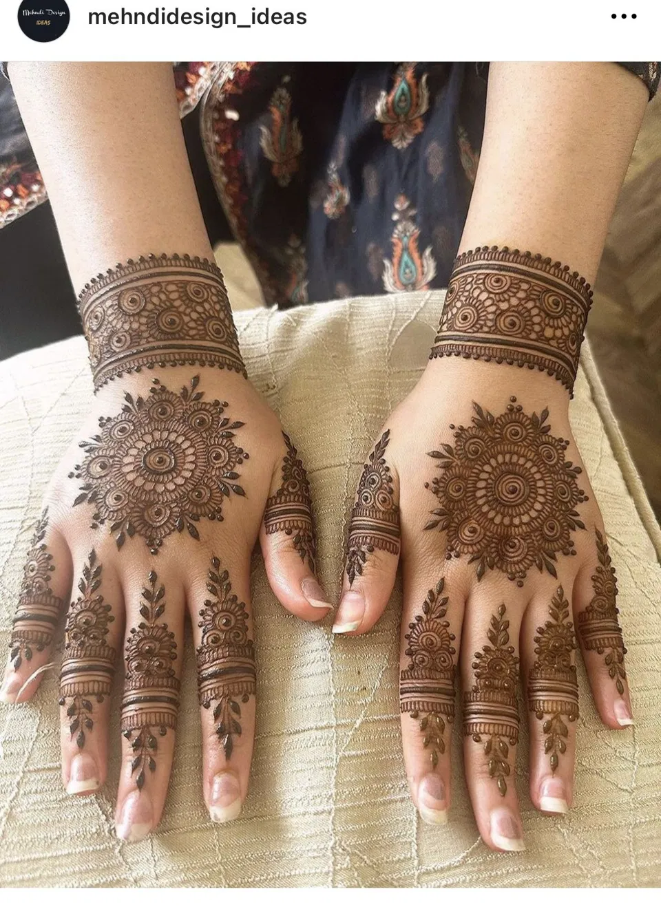 Arabic Indo-Arabic Back Hand Mehndi Design with Gol Tikki (2)