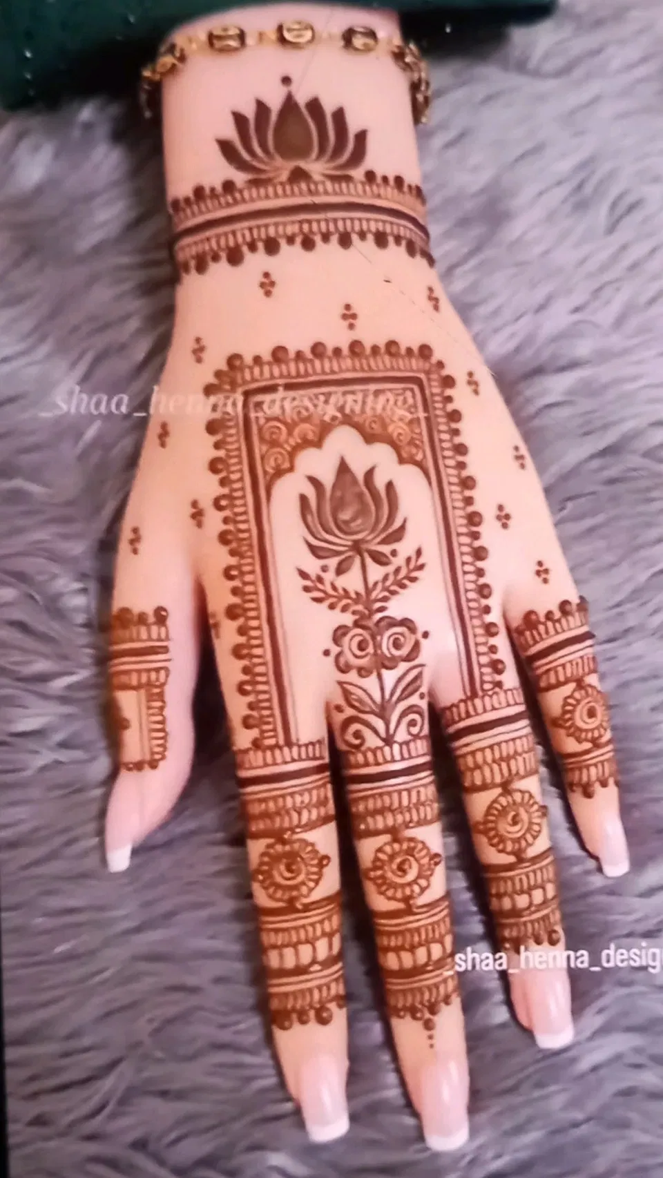 Indian Simple Back Hand Mehndi Design with Gol Tikki for Raksha Bandhan (2)