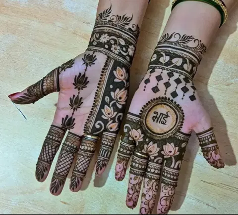 bridal stylish circle front hand mehndi design