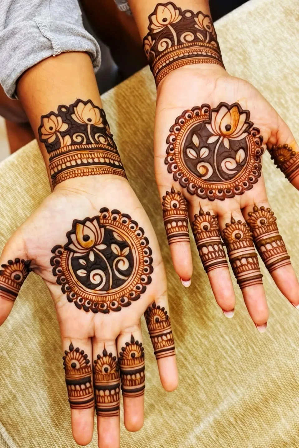 Stylish Finger Mehndi Design with Gol Tikki and Lotus