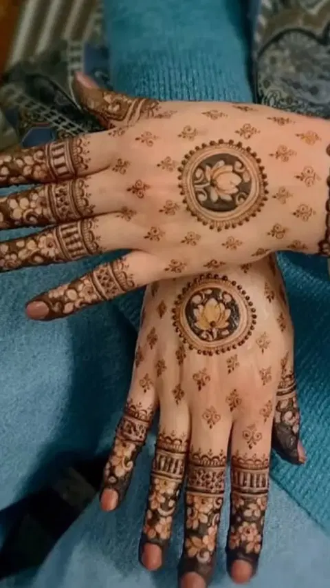 aesthetic indian circle back hand mehndi design