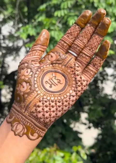 circle front hand mehndi design